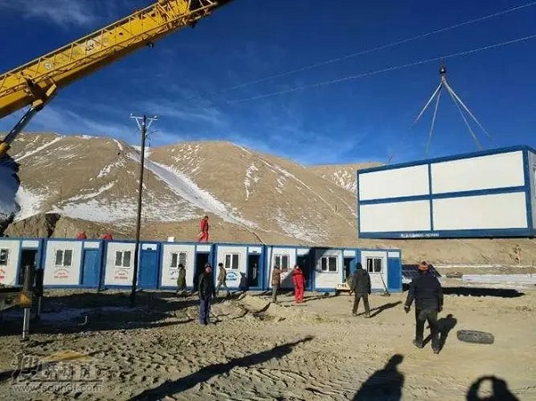 Casa pré-fabricada para área atingida pelo terremoto